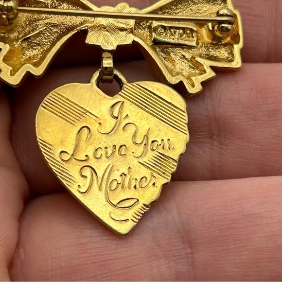 Vintage Avon Gold Tone Textured Ribbon Hanging Heart Brooch Pin Mother’s Day - Picture 9 of 9